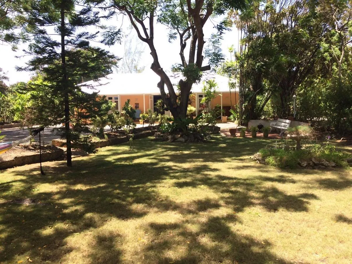 Vakantiehuis Rafeen Villa- Historic Villa With Pool Bridgetown