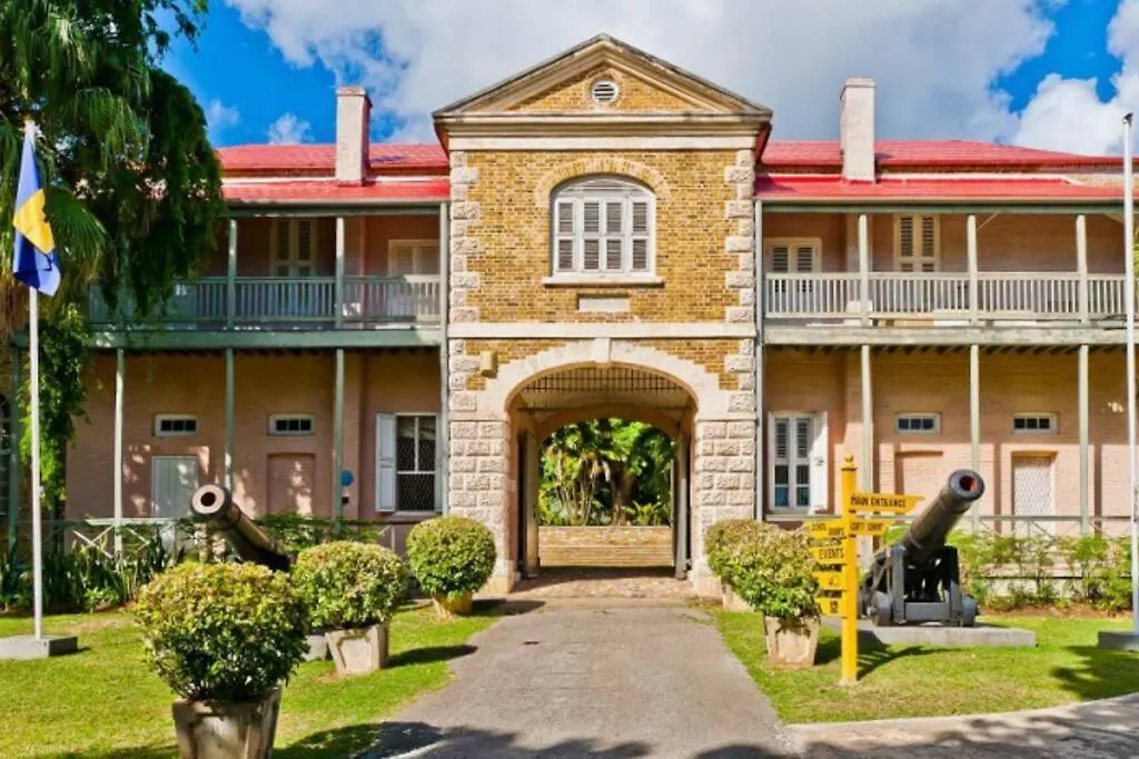 Vakantiehuis Rafeen Villa- Historic Villa With Pool Bridgetown